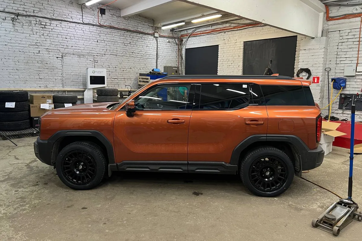 Haval H3 на подъёмнике снизу