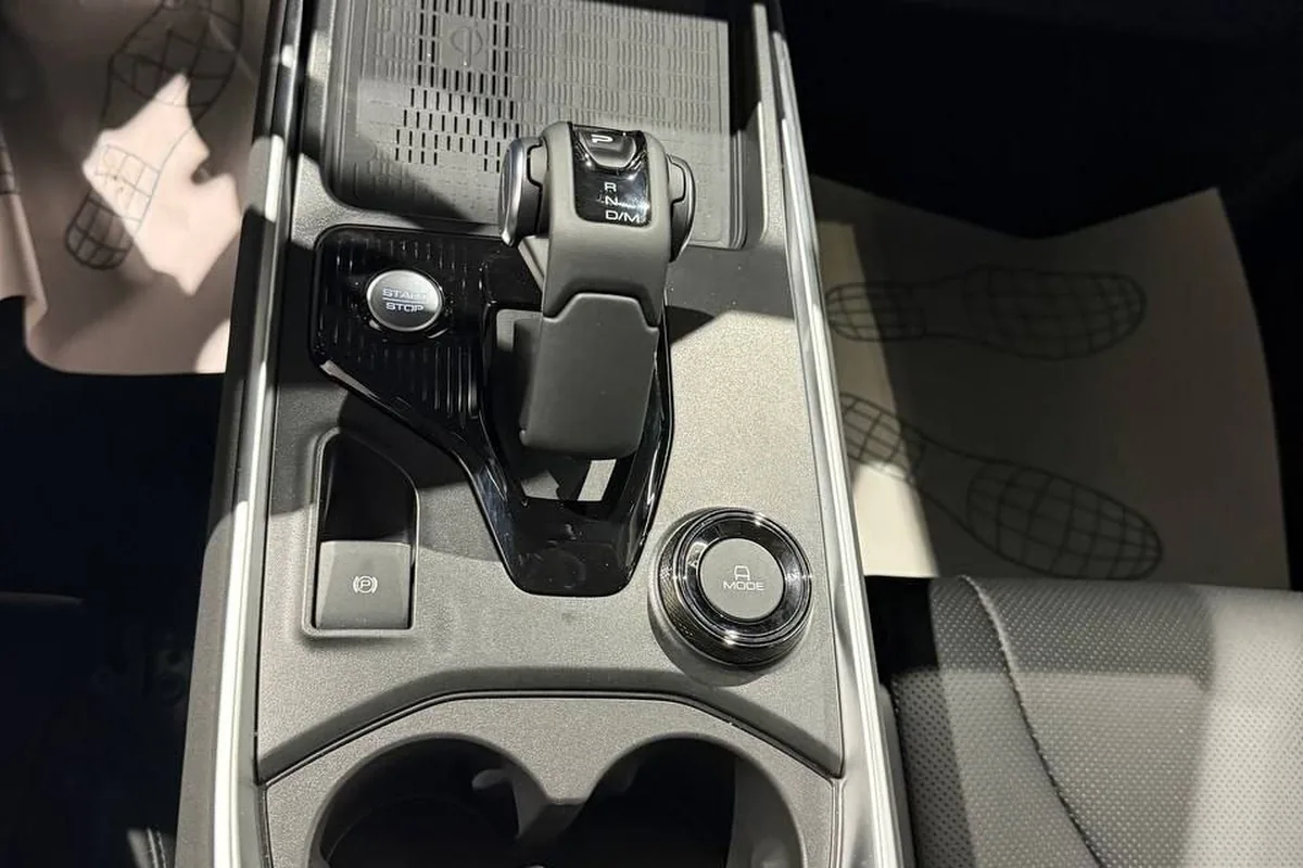 Центральная консоль Haval H3 с электронным селектором передач