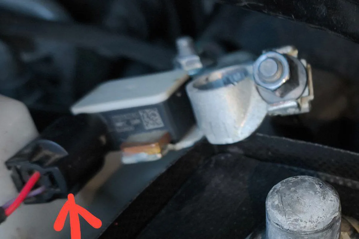 Подкапотное пространство Haval H3 с проводкой и клеммой