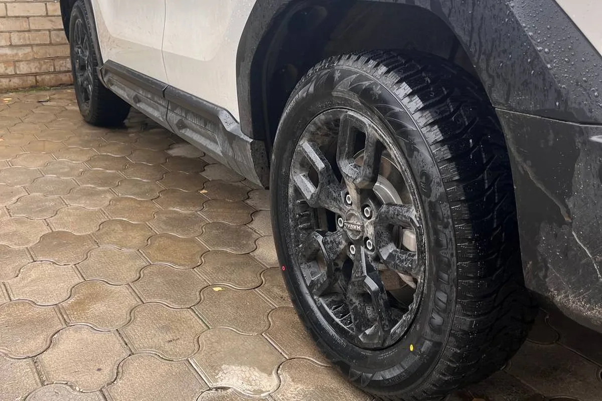 Haval H3 на зимних колёсах во дворе