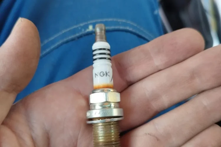 Свеча NGK в руке