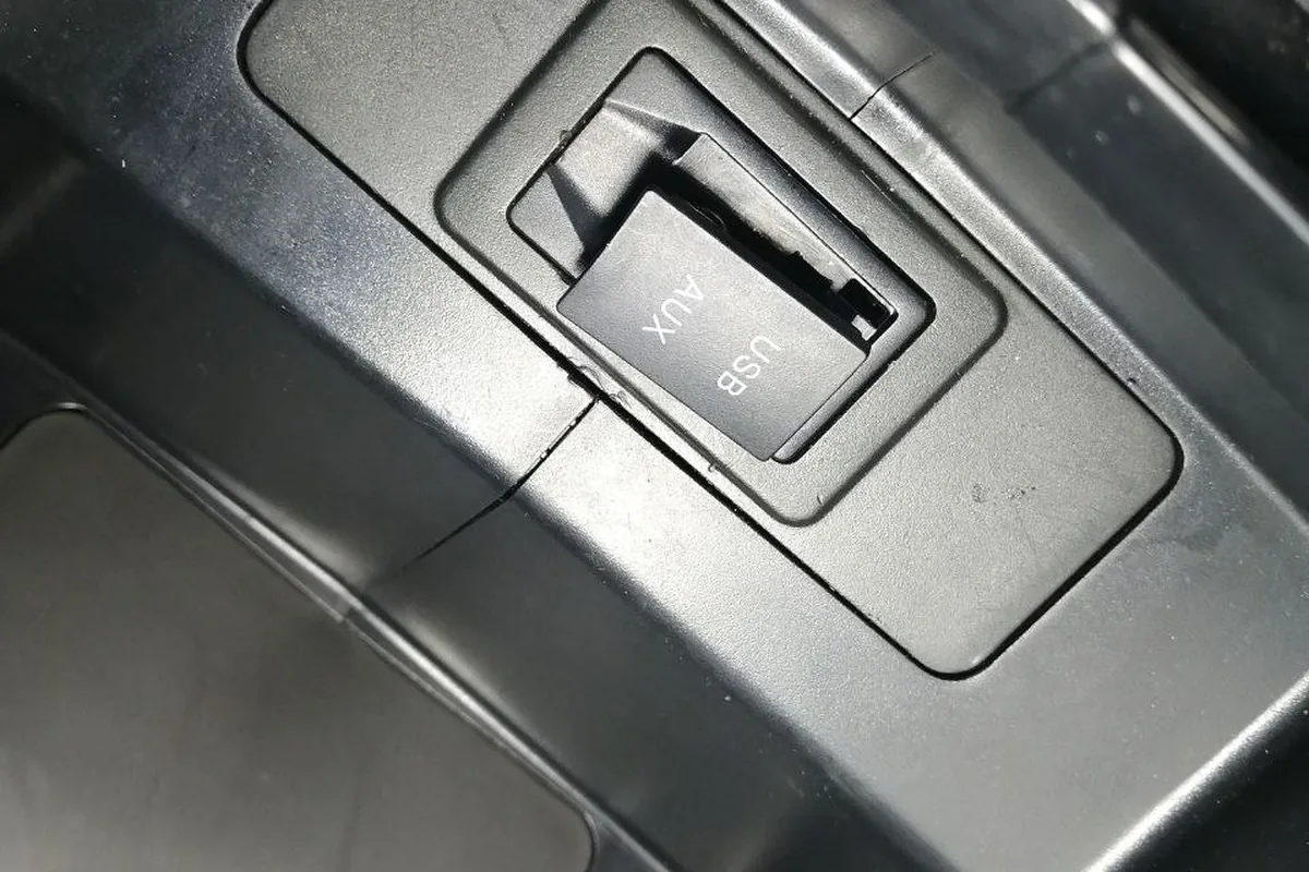 Разъёмы USB и AUX в салоне Haval H6