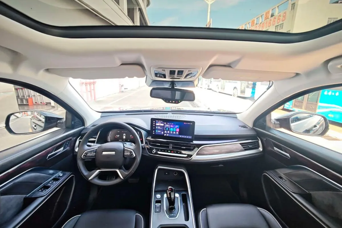 Салон Haval H6 с панорамной крышей