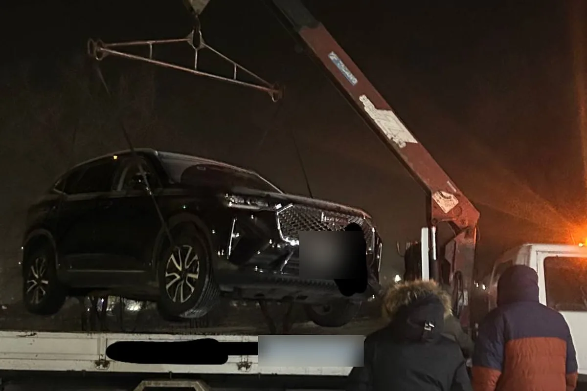 Haval H6 2022 грузят на эвакуатор краном в мороз