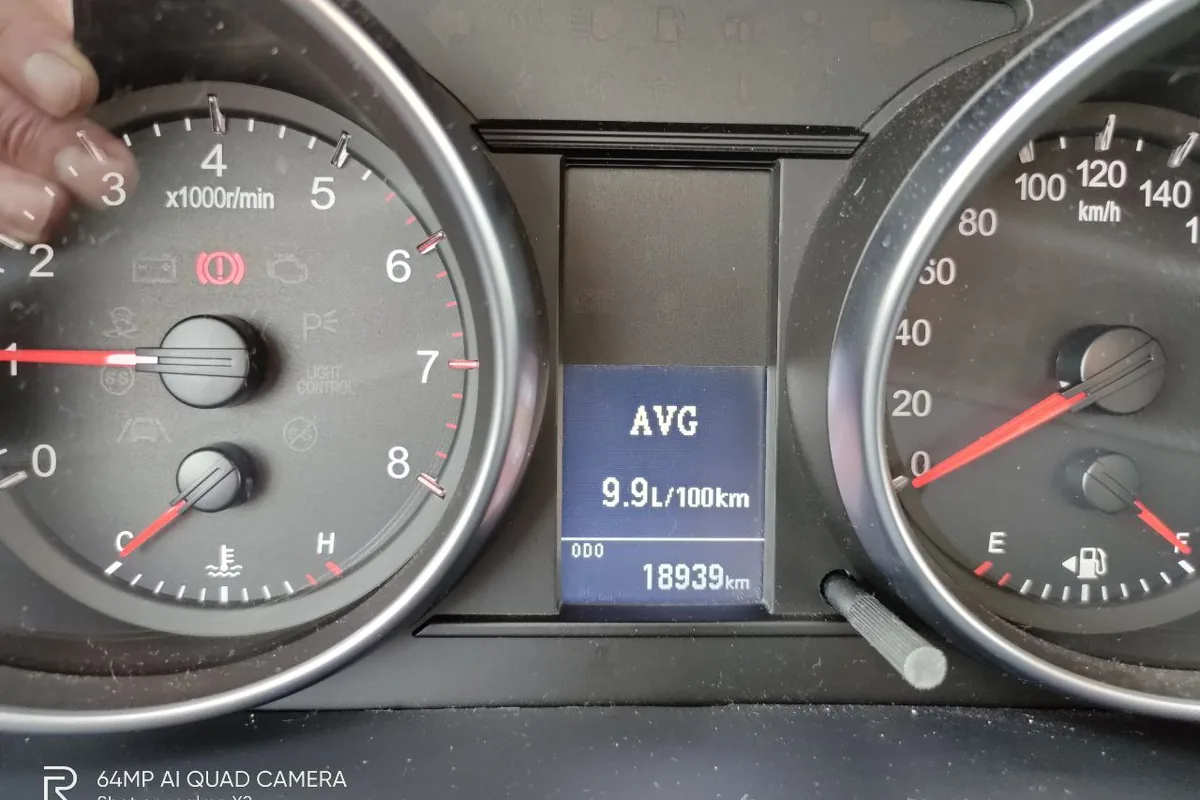 Средний расход 9,9 литра на приборной панели Haval H6 на шипованной резине