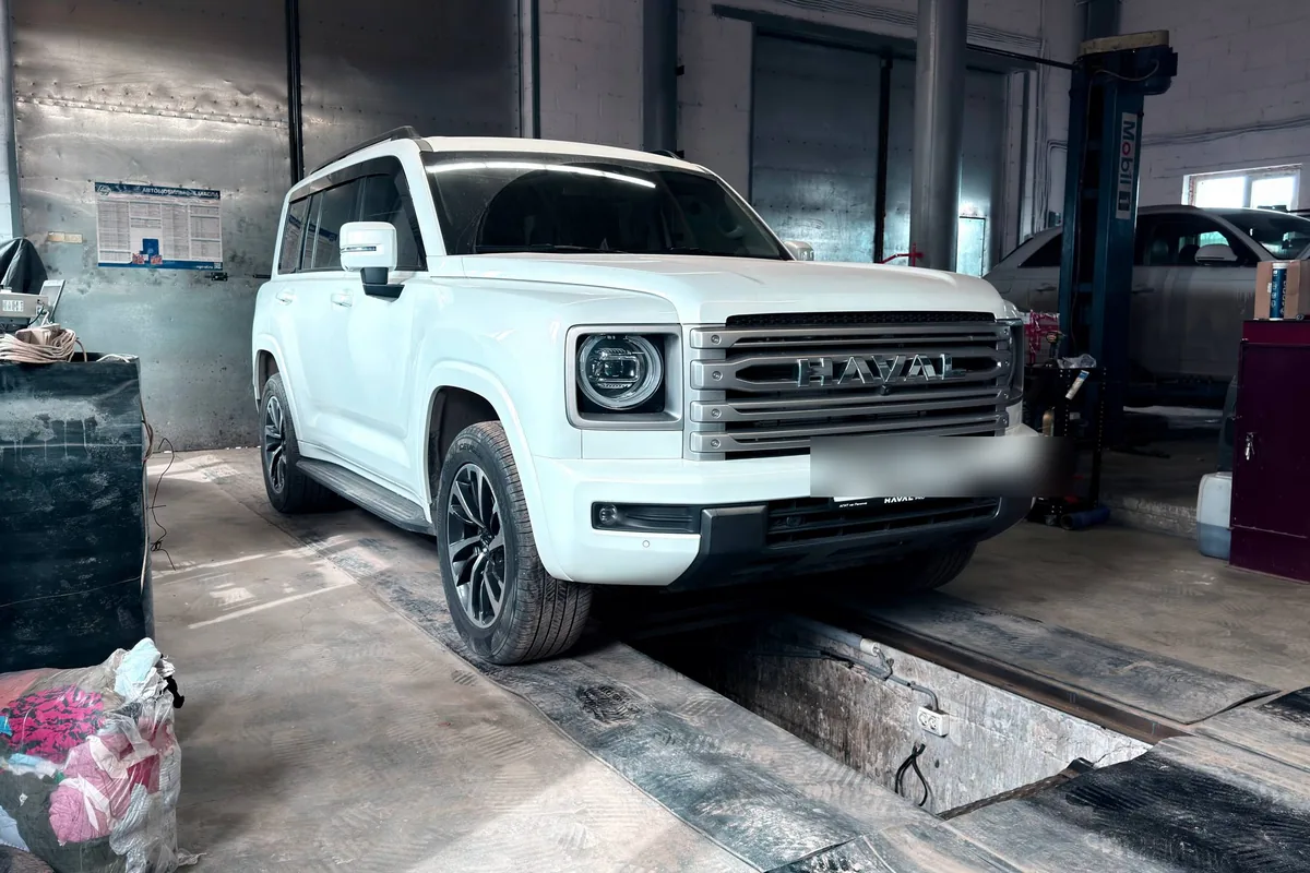 Haval H9 над смотровой ямой в сервисе во время замены масла в АКПП