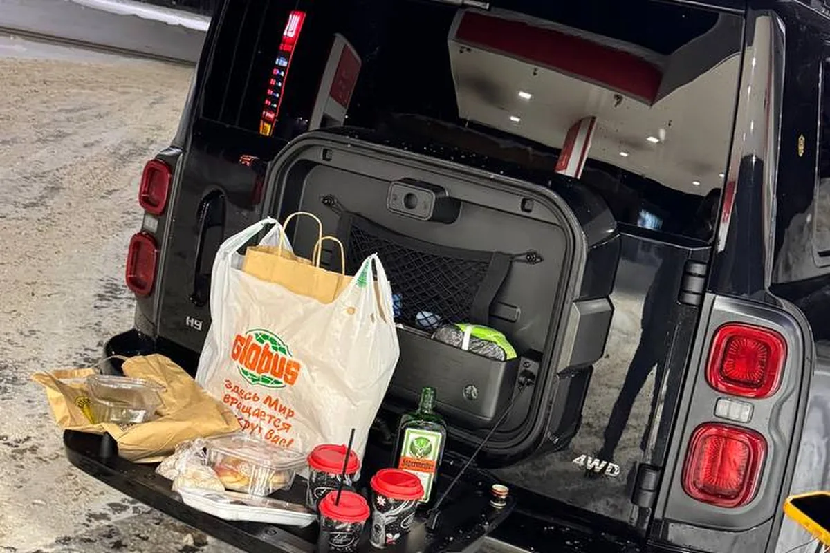 Открытый багажник Haval H9 с загруженными покупками