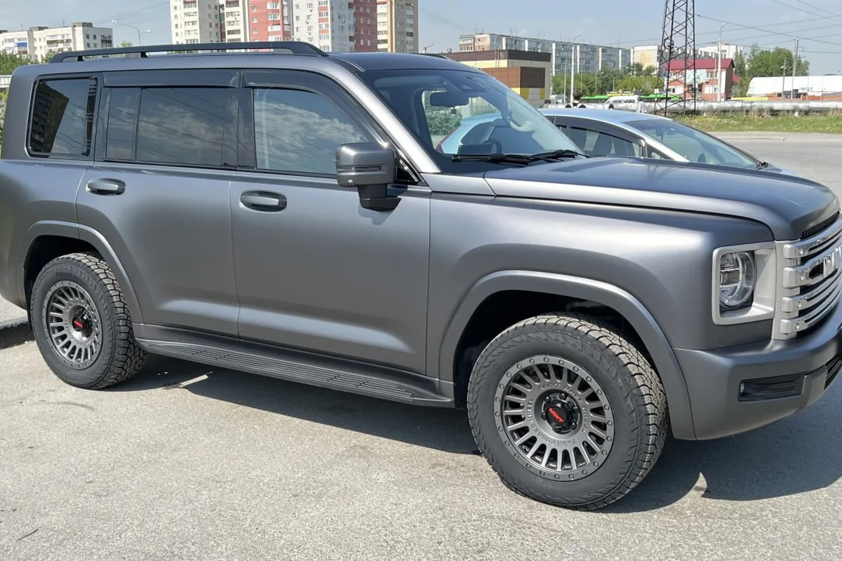 Haval H9 на чёрных 18-дюймовых дисках с шинами Kumho