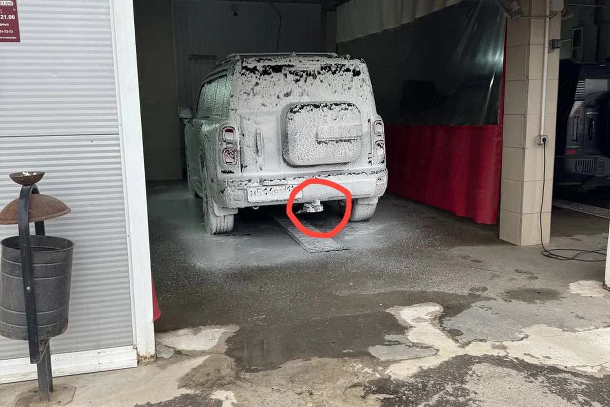 Haval H9 в гараже с отмеченным местом установки фаркопа