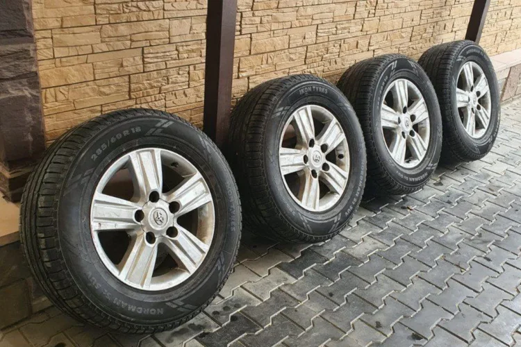 Четыре колеса Haval H9 у стены