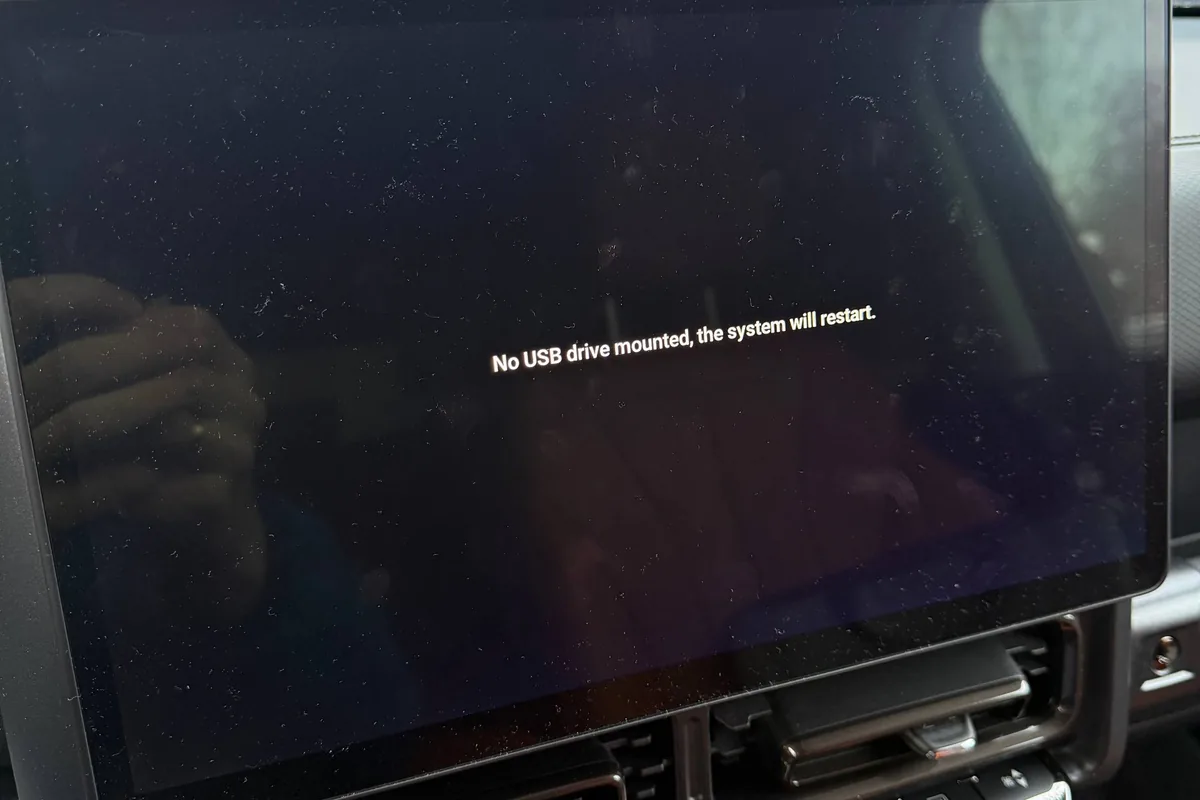 Снятое головное устройство Haval H9 с сообщением об отсутствии USB-накопителя