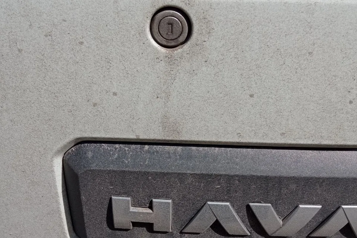 Замок багажной двери Haval H9 крупным планом