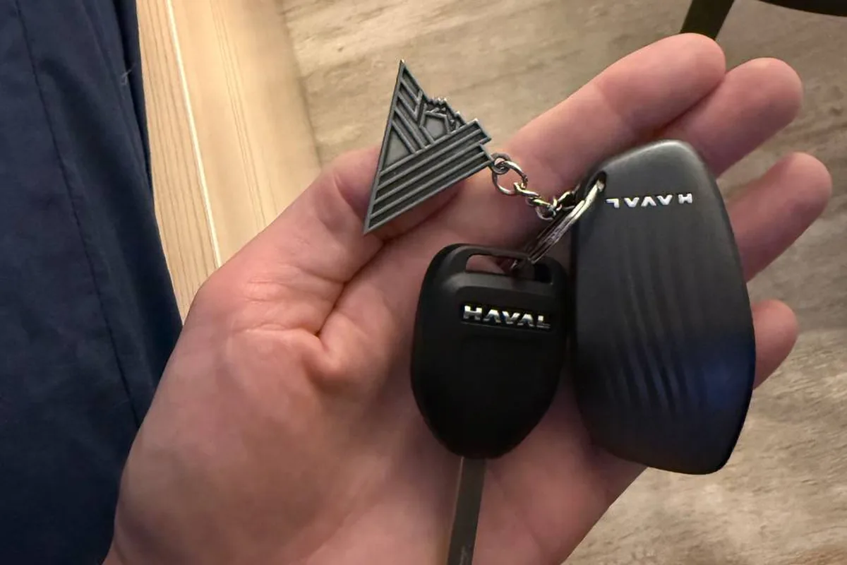 Штатный ключ Haval H9 рядом с посторонним брелоком