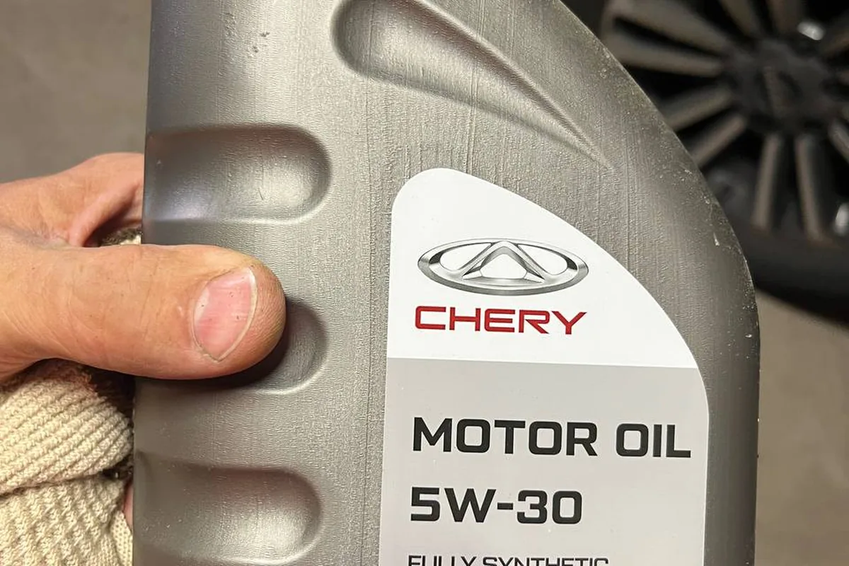 Канистра моторного масла Chery 5W-30 C2/C3 в руках владельца