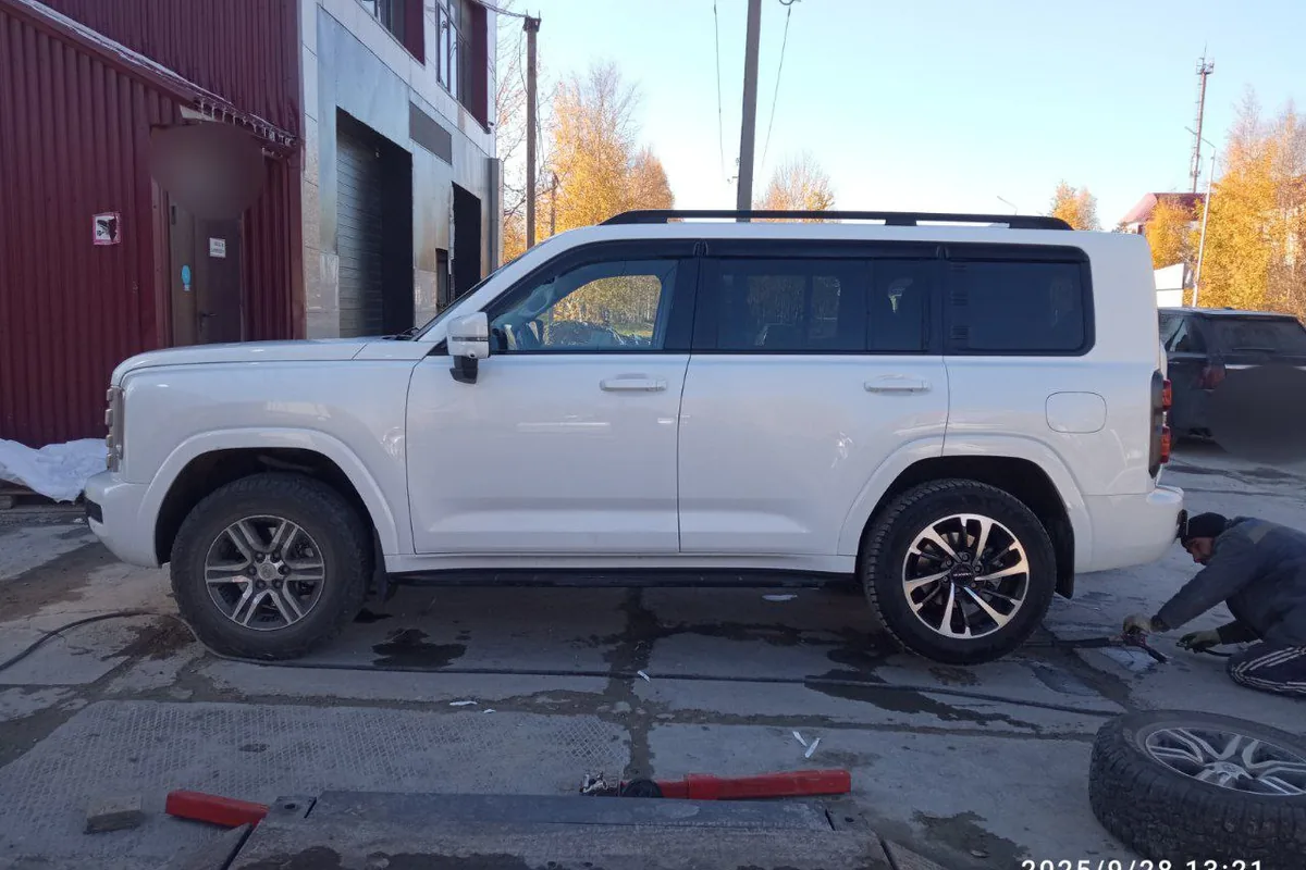 Haval H9 у сервиса со снятыми колёсами