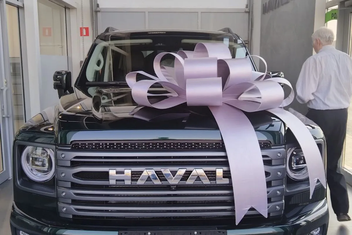 Новый Haval H9 с бантом в салоне дилера