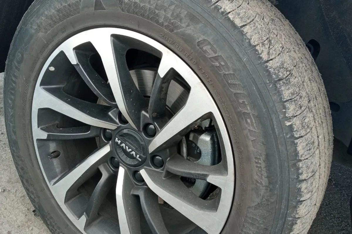 Переднее колесо Haval H9 со штатной шиной крупным планом
