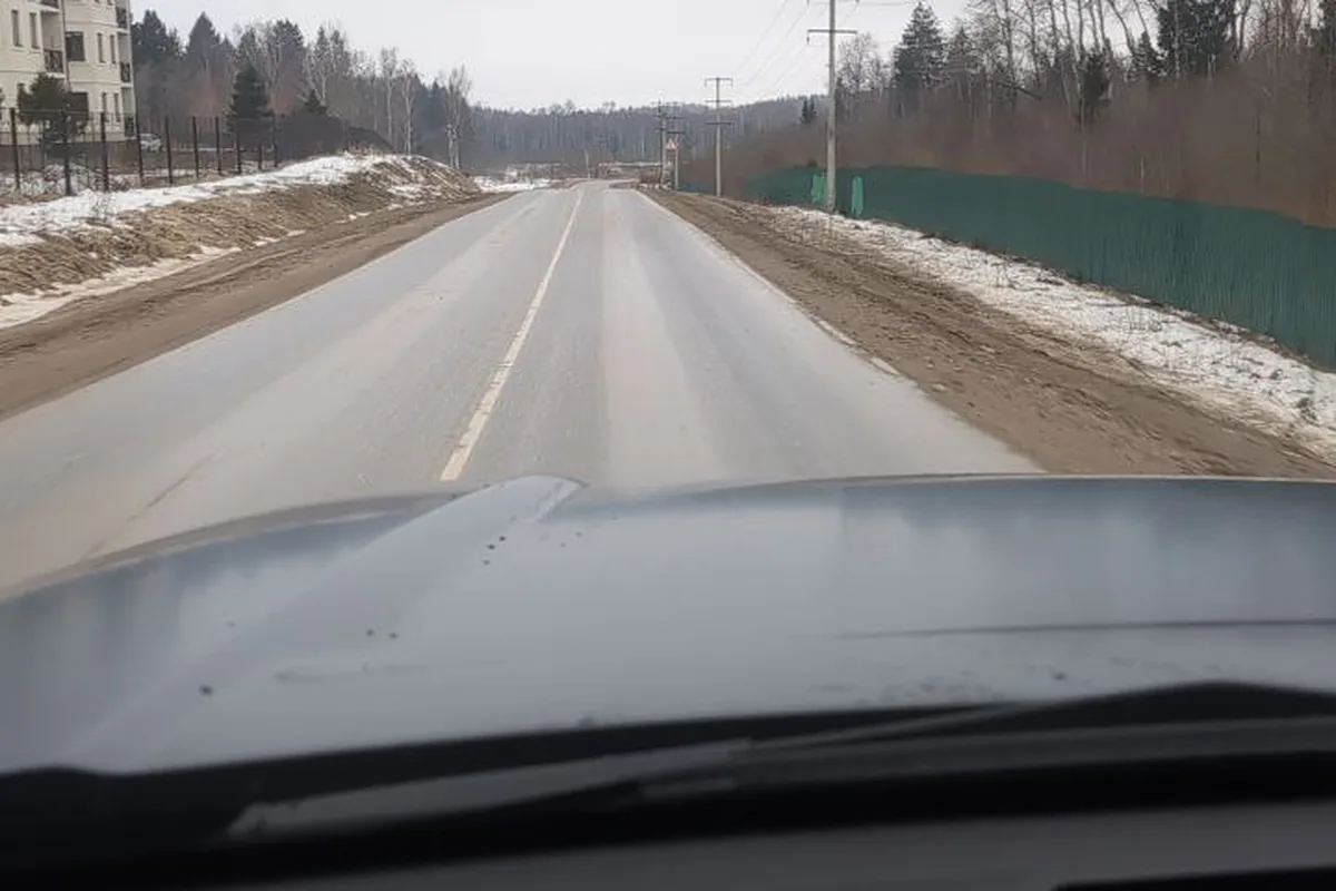 Вид через лобовое стекло Haval H9 на загородной дороге