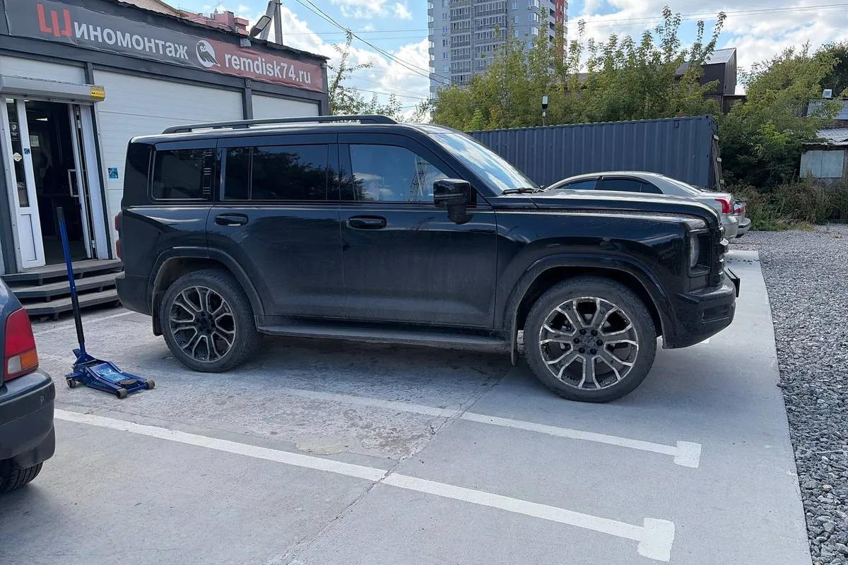 Haval H9 второго поколения у шиномонтажа