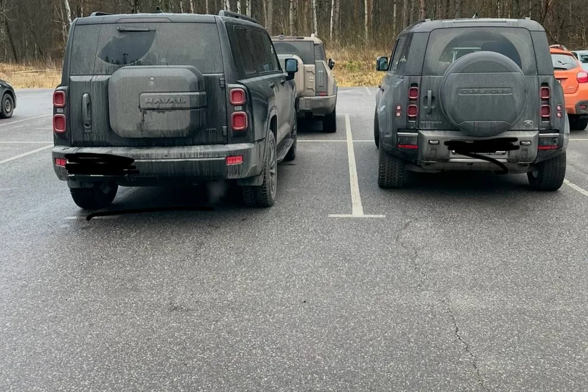 Задний дворник Haval H9 рядом с Land Rover Defender