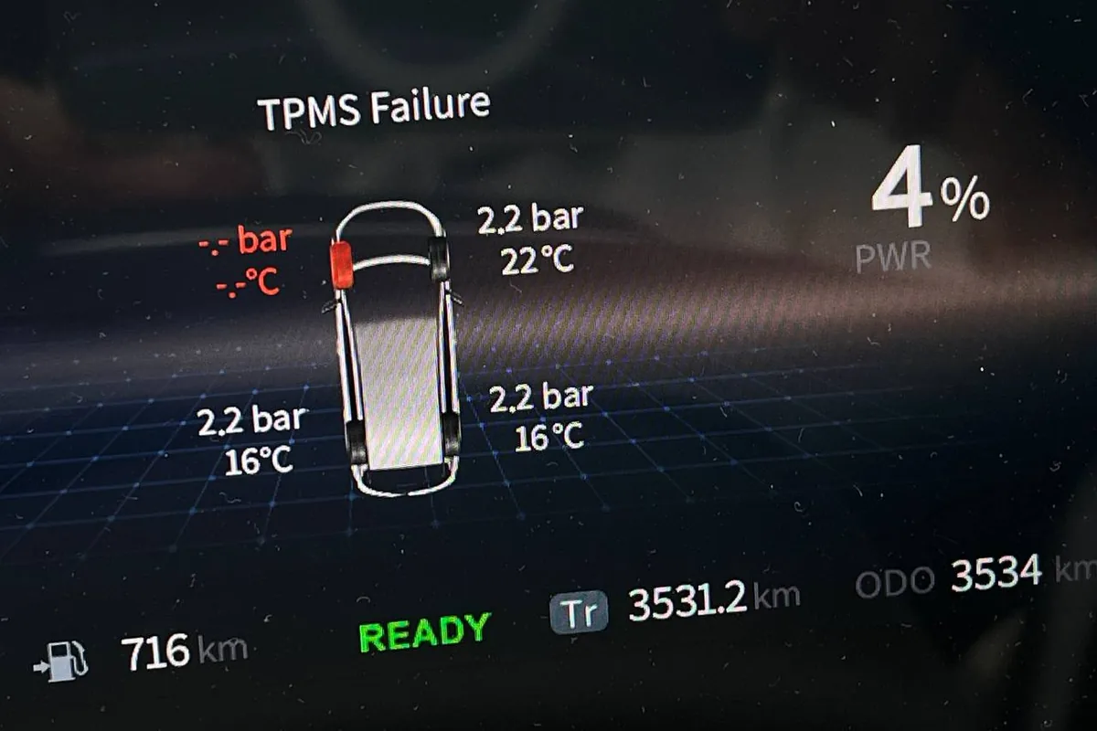 Экран приборной панели с сообщением TPMS Failure и давлением по колёсам
