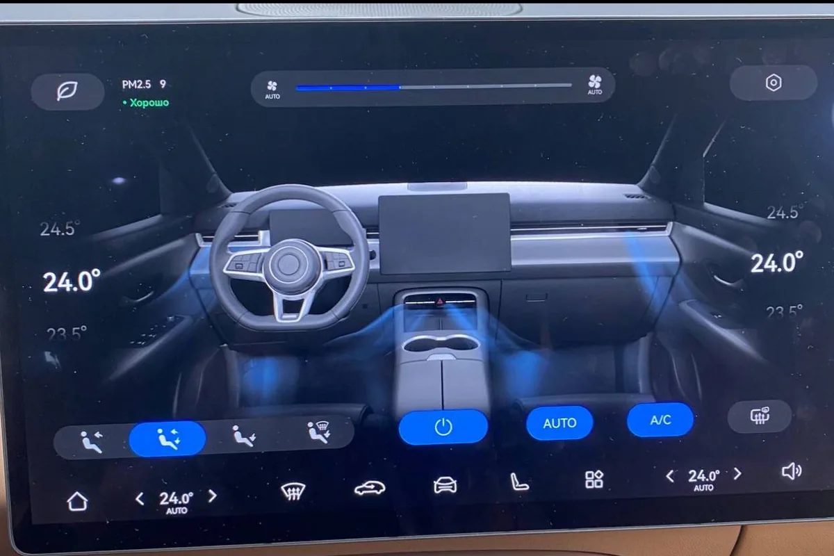 Экран климата Evolute i-Space с уставкой 24 градуса и режимом AUTO