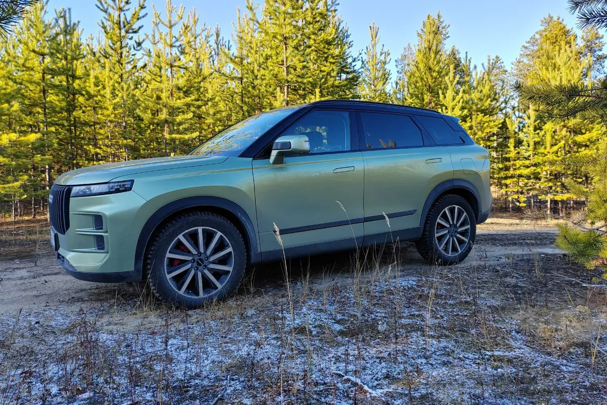 Jaecoo J7 на шипованных шинах 235/60 R19 в лесу
