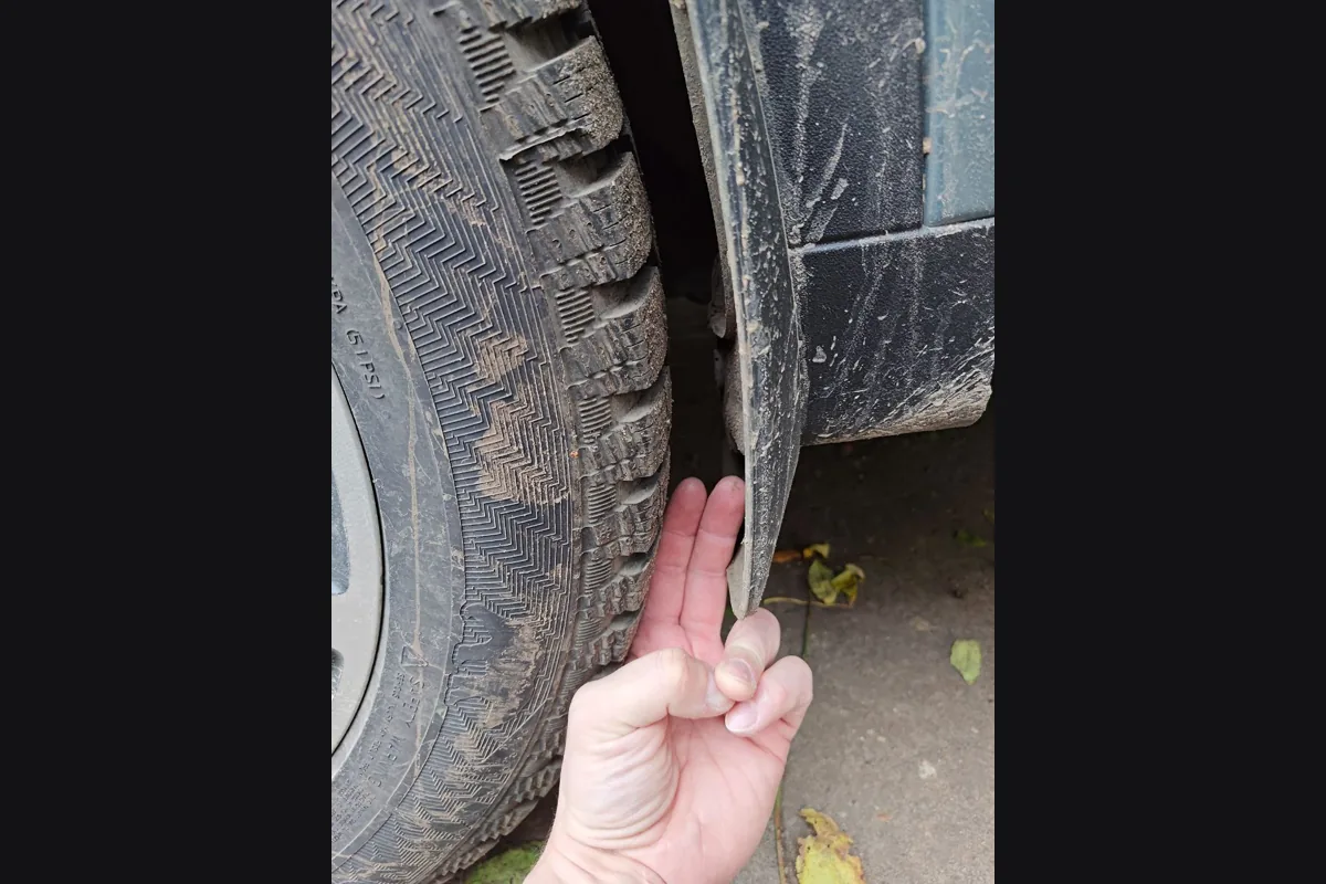 Зазор между шиной 235/55 R19 и брызговиком Jaecoo J7, два пальца