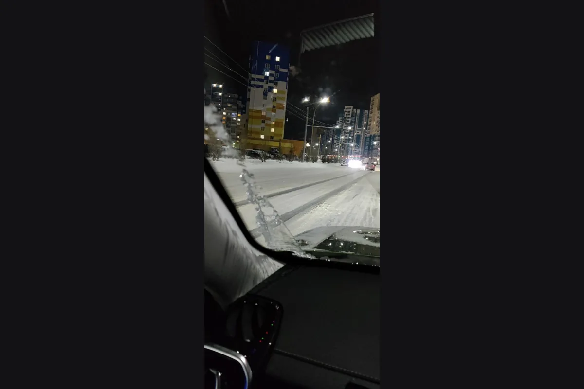 Наледь по краям лобового стекла Jaecoo J7 при включённом обогреве