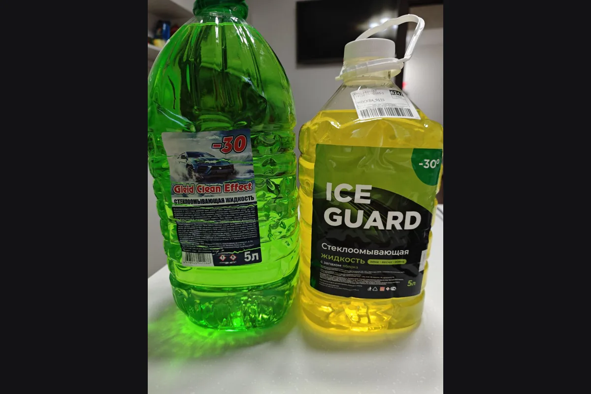 Канистра незамерзайки Ice Guard −30, замёрзшая при −20, рядом другая жидкость