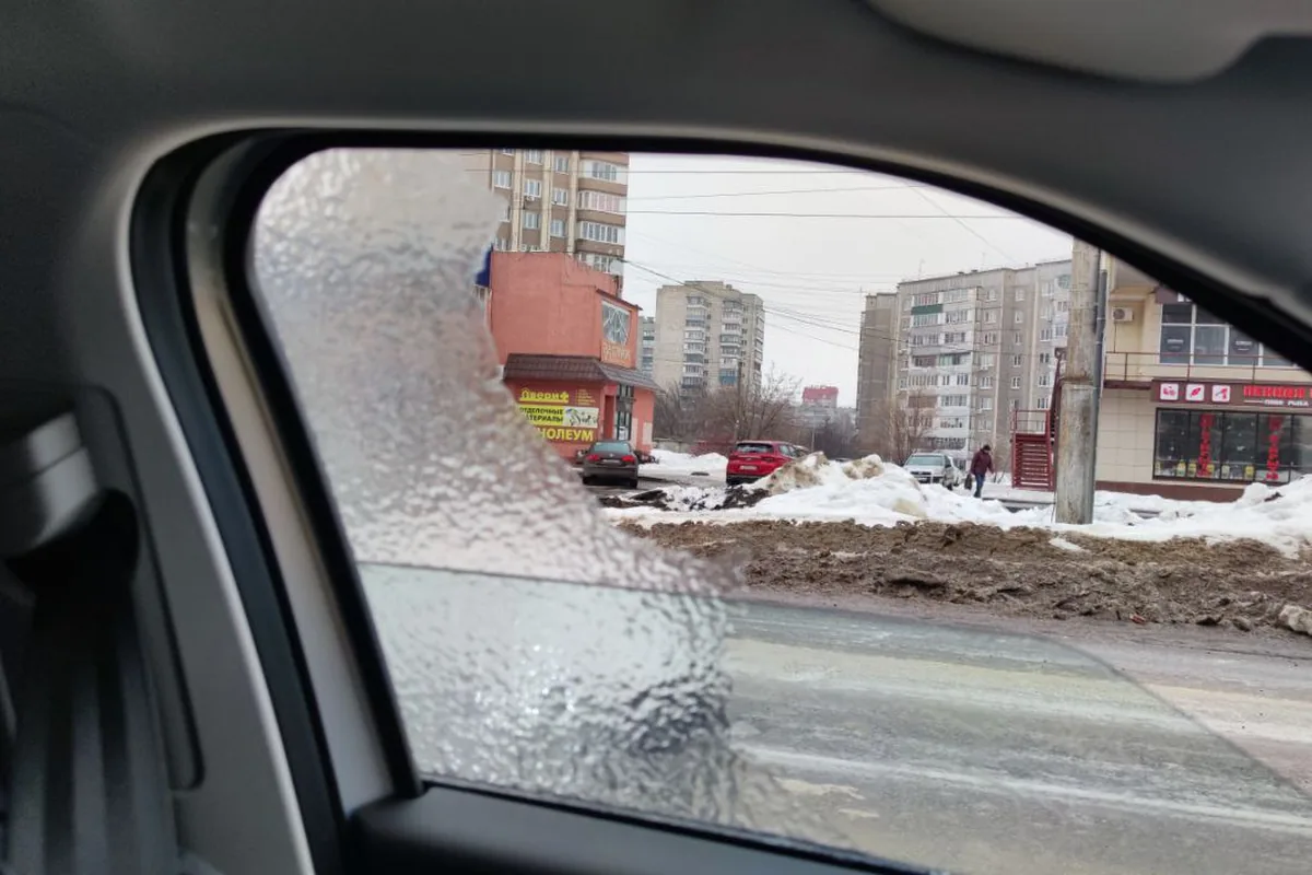 Обледеневшее боковое стекло Jaecoo J7 изнутри зимой