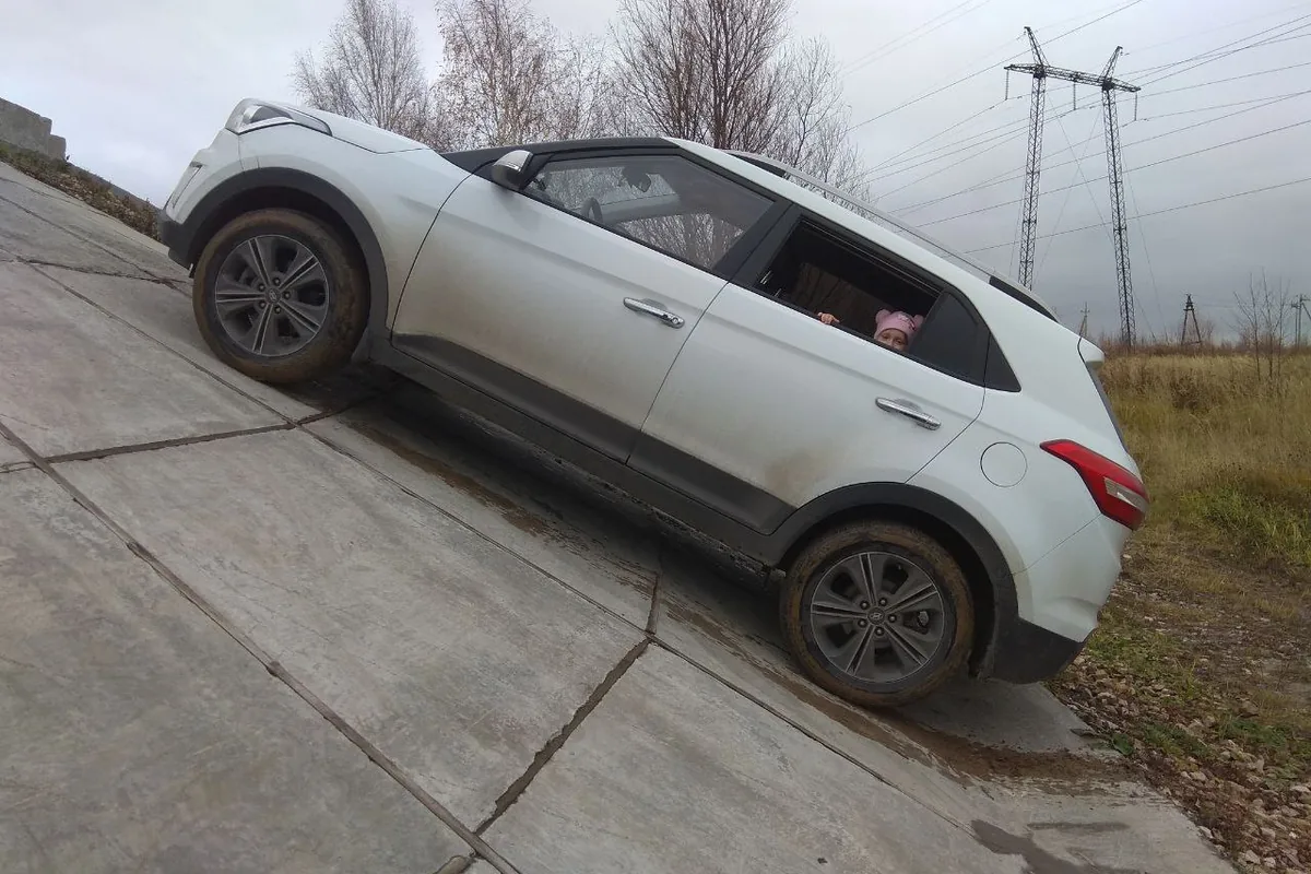 Jaecoo J8 на грунтовой насыпи