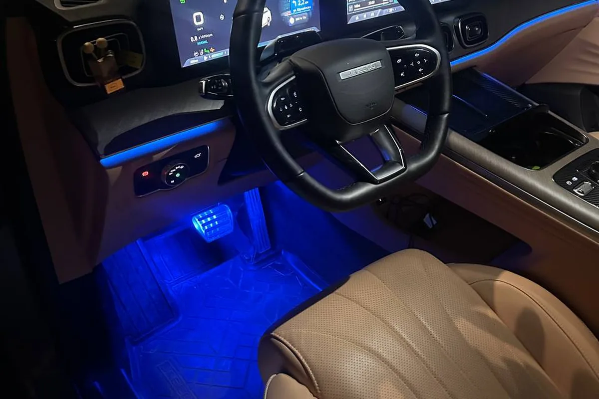 Салон Jaecoo J8 с панорамной крышей и подсветкой