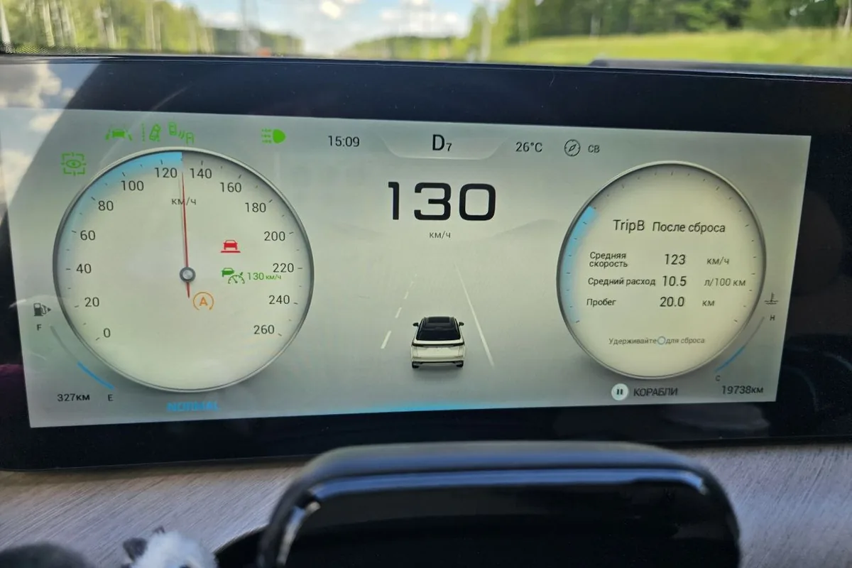 Приборная панель Jaecoo J8 на скорости 130 километров в час