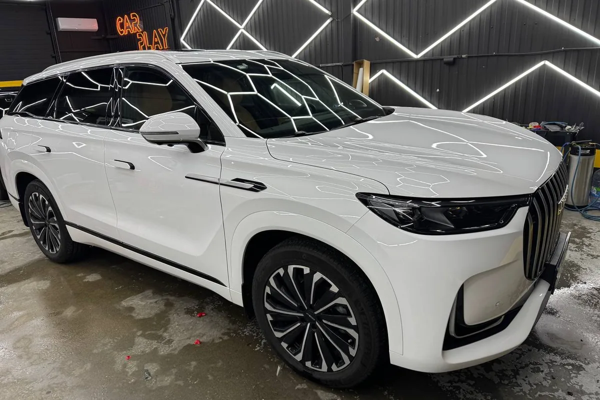 Jaecoo J8 в детейлинг-студии перед оклейкой плёнкой