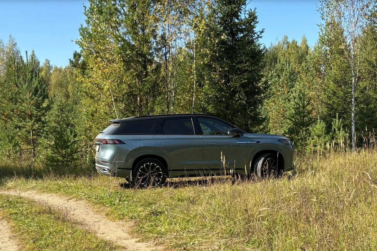 Jaecoo J8 на грунтовой лесной дороге