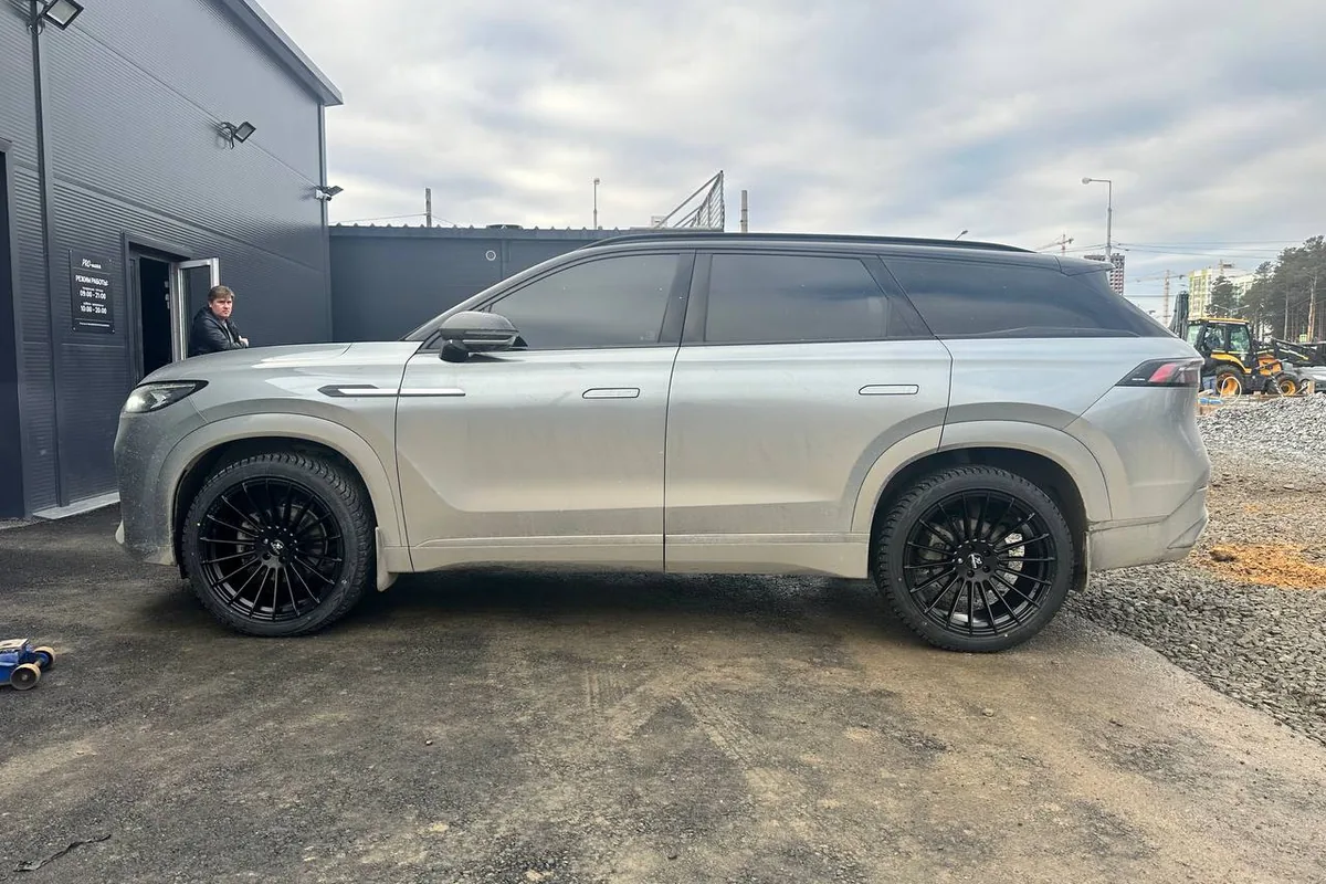 Jaecoo J8 на нештатных колёсных дисках