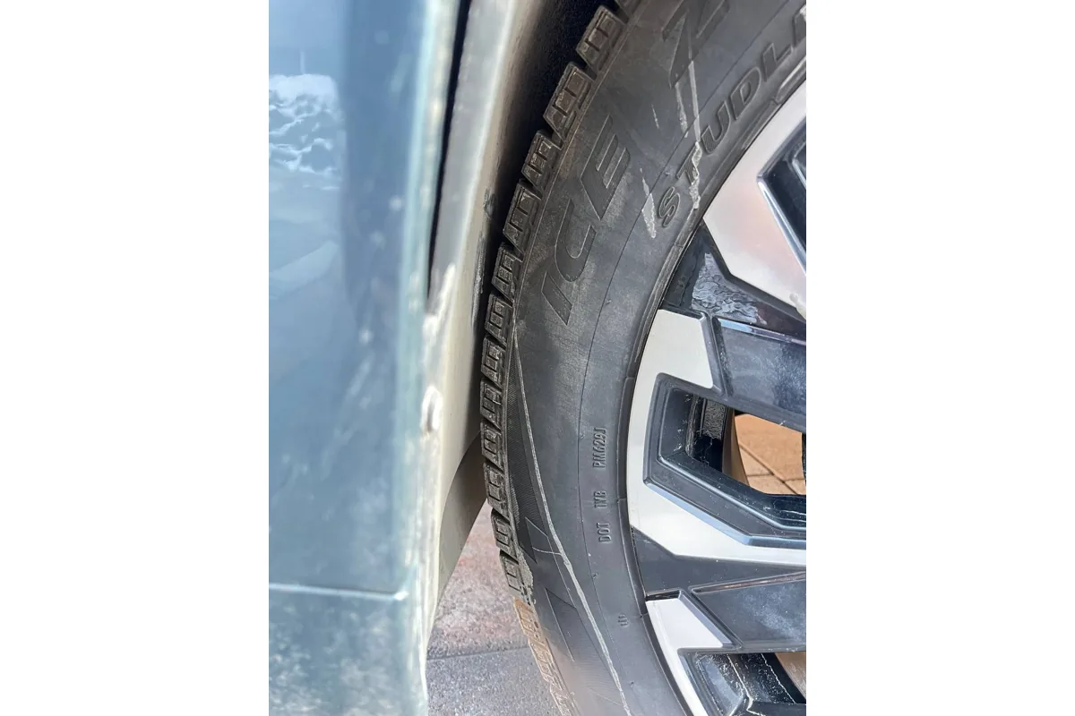 Зимняя шина Pirelli 235/55 R20 на Jaecoo J8, след трения о подкрылок