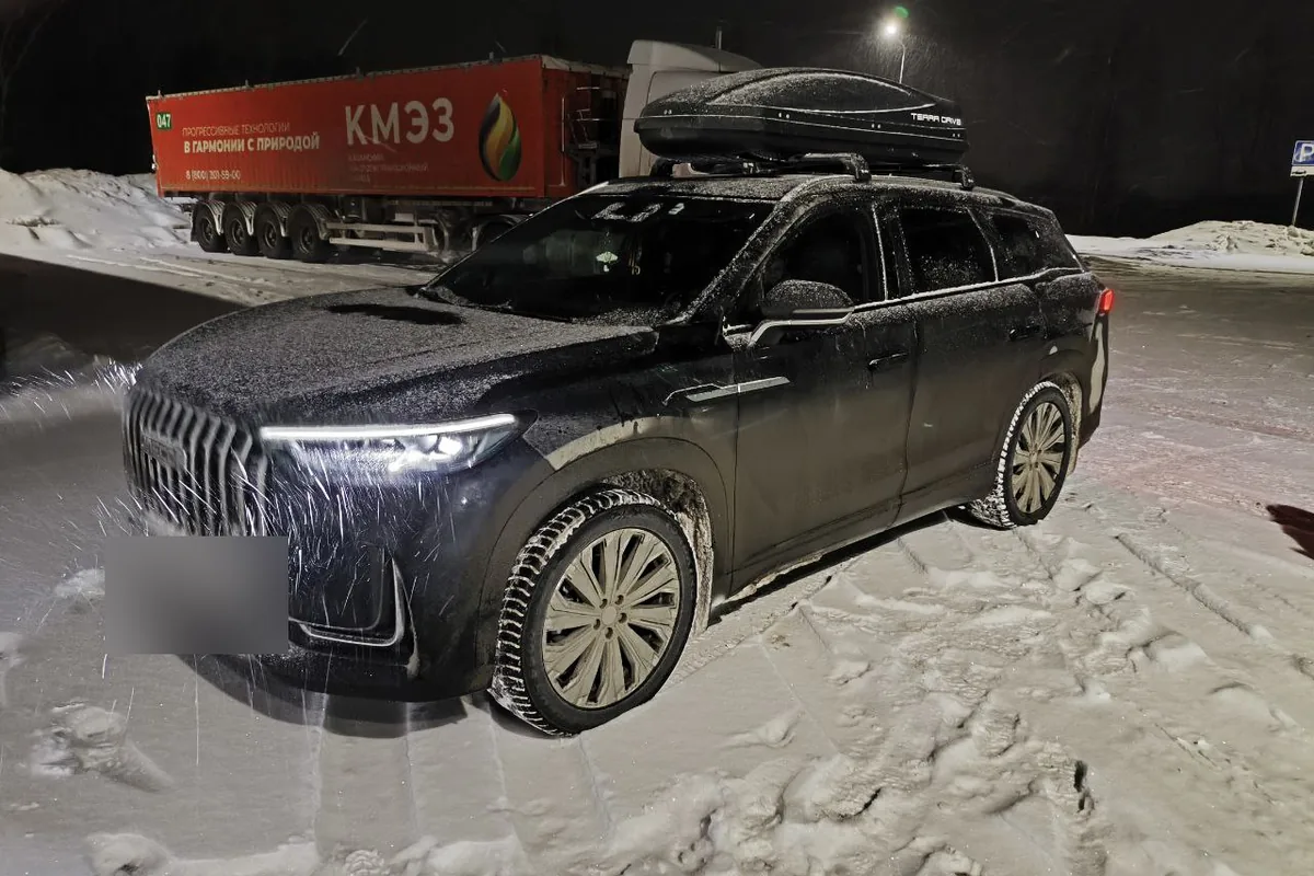 Jaecoo J8 с автобоксом на крыше зимой ночью на стоянке