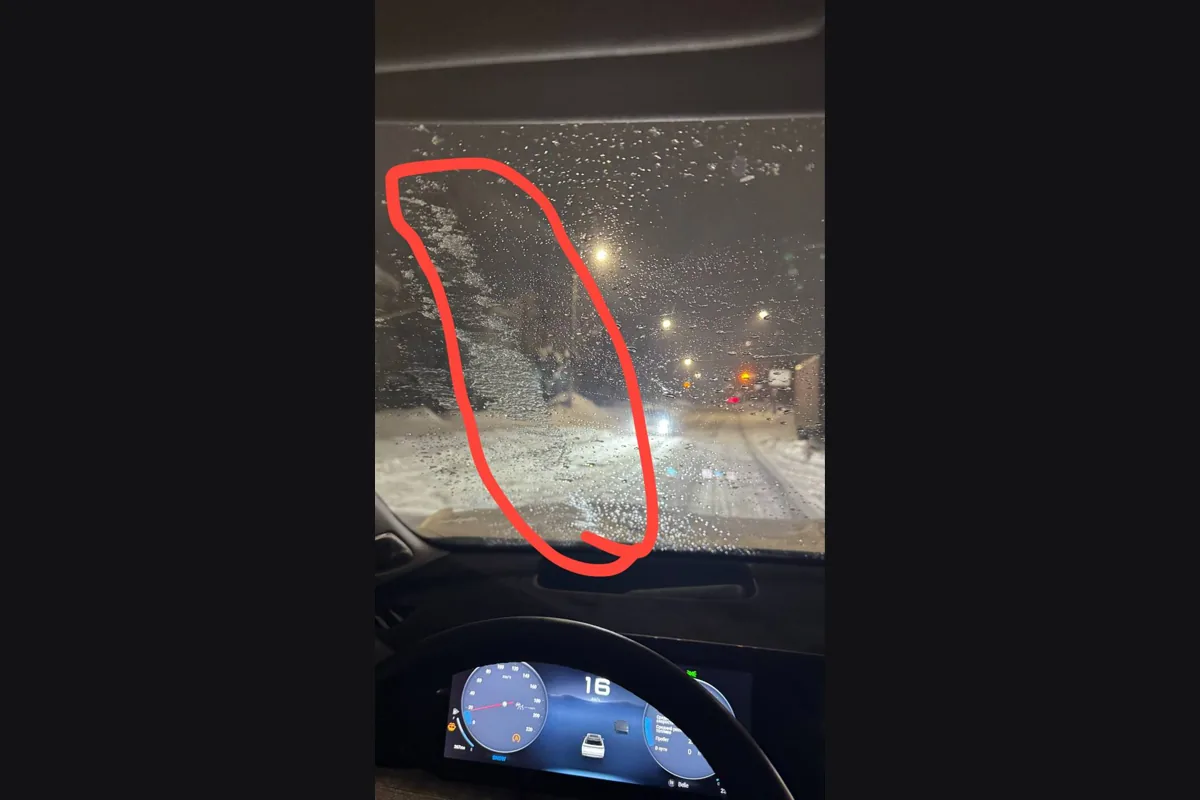 Ледяная полоса на лобовом стекле Jaecoo J8 выше зоны покоя дворников ночью