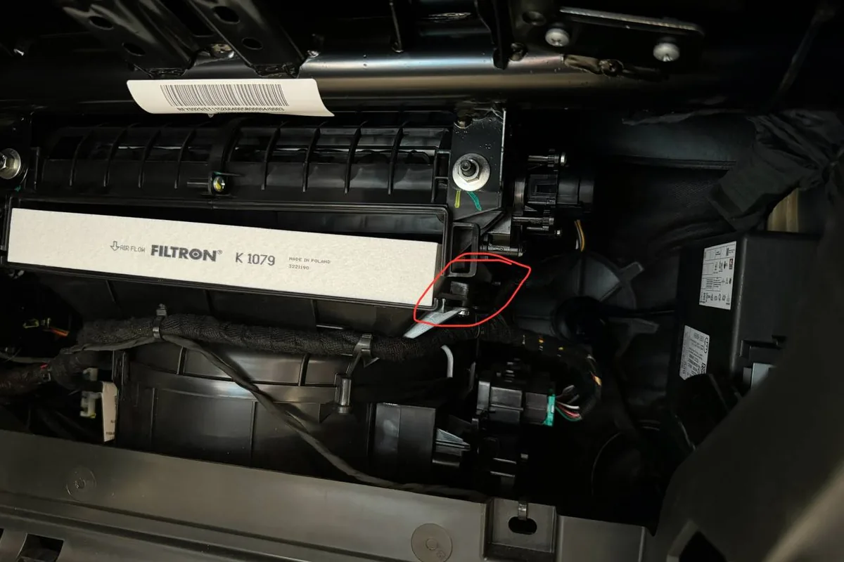 Салонный фильтр в корпусе отопителя Haval Jolion, отмечен треснувший край корпуса