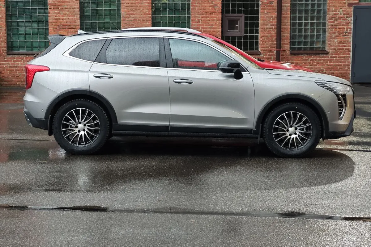 Серебристый Haval Jolion на липучке Pirelli Ice Zero Friction 235/60 R18