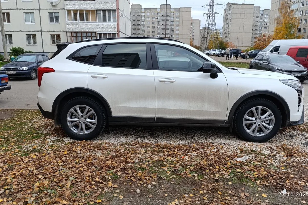 Белый Haval Jolion на зимней резине Nordman 7 225/60 R17 и дисках R17