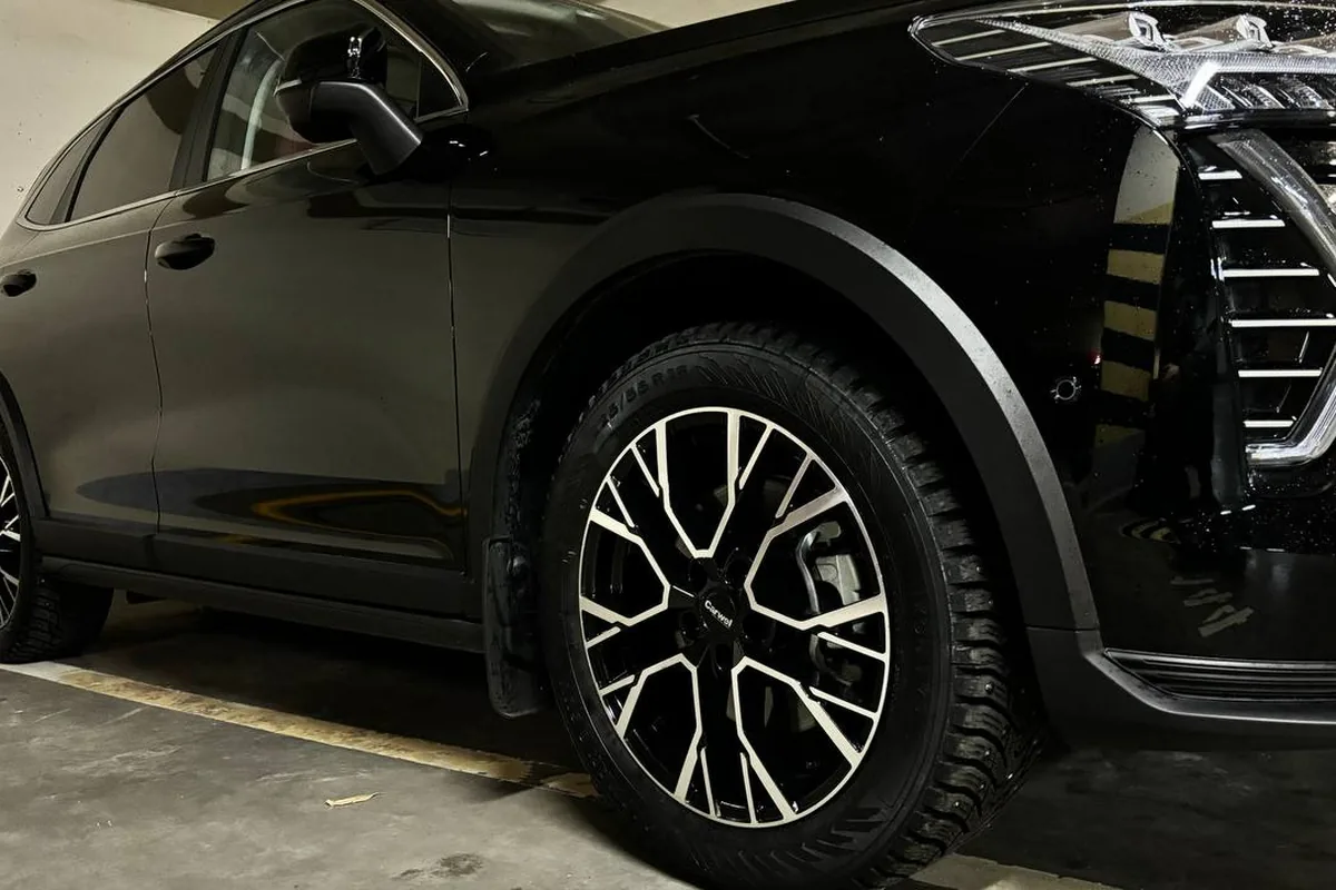 Чёрный Haval Jolion на шипованной резине Nordman 8 225/55 R18 и дисках Carwel