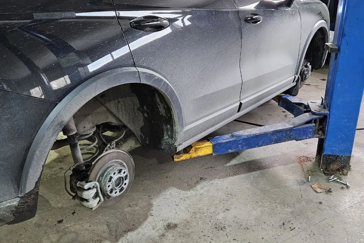 Haval Jolion на подъёмнике шиномонтажа при сезонной переобувке