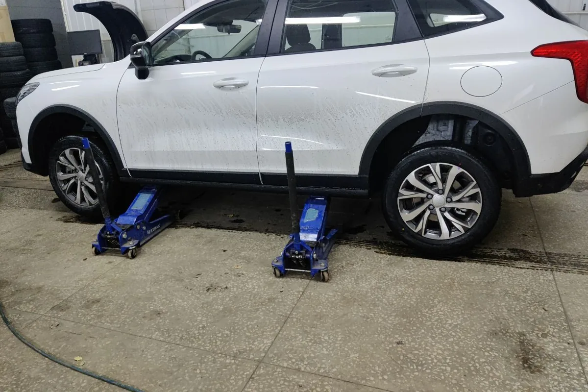 Haval Jolion на домкратах при смене колёс