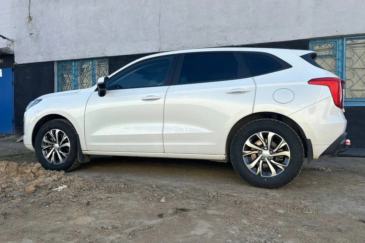 Haval Jolion в профиль на литых дисках