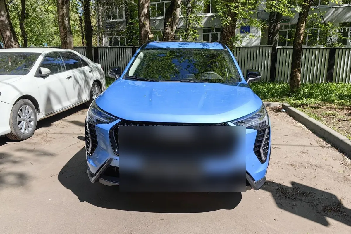 Haval Jolion синего цвета спереди