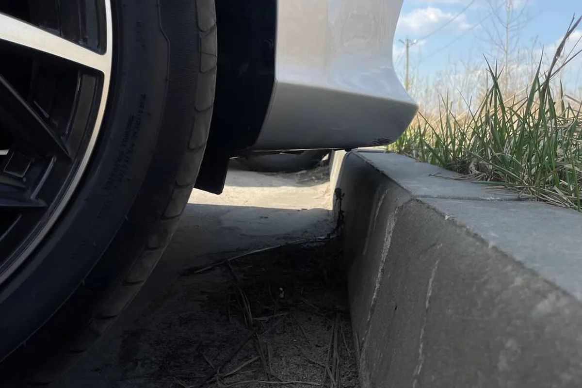 Колесо Changan Alsvin у бордюра: шина 205/50 R16 с запасом до арки