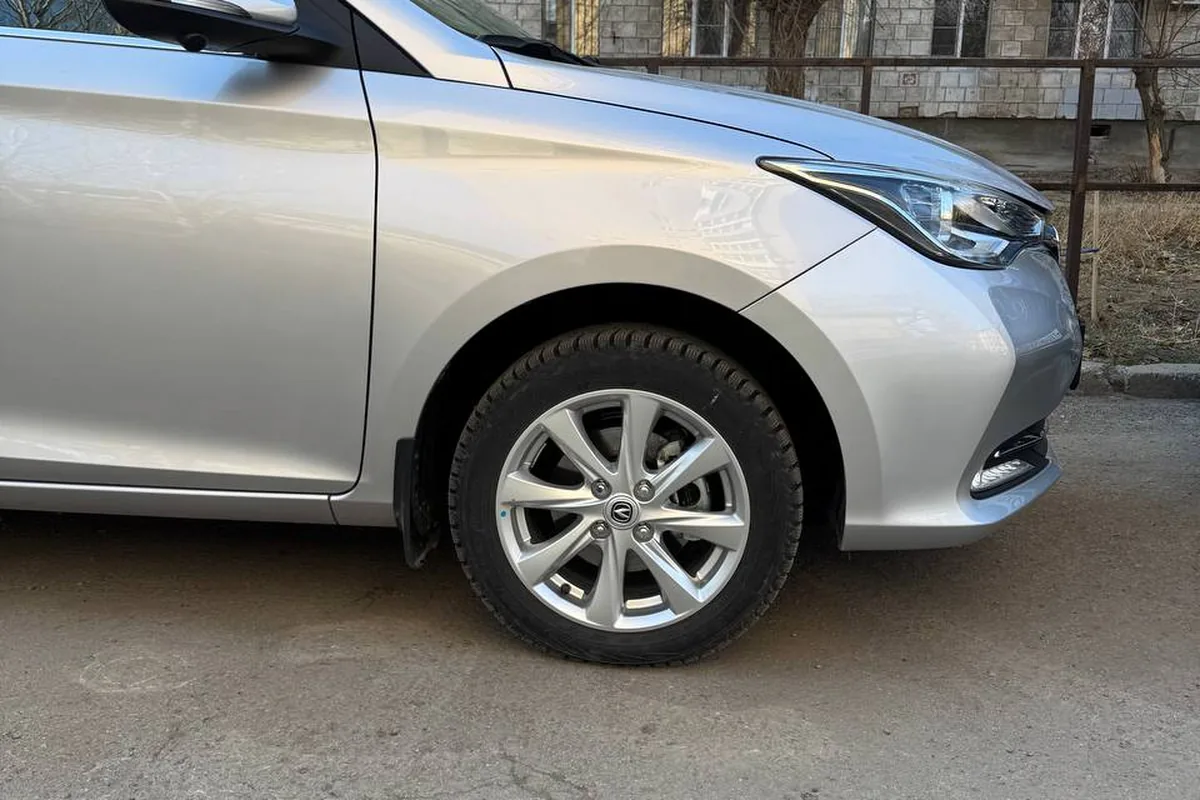 Changan Alsvin с проставками 20 мм под передние стойки, вид сбоку